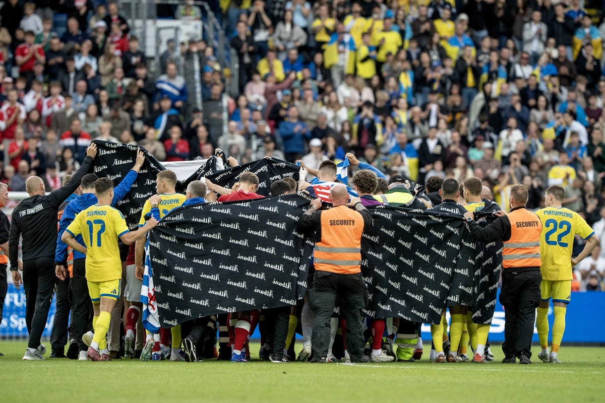 Christian Eriksen फिर मैदान पर गिरे, Denmark-Ukraine मैच रद्द; डॉक्टर बोले- अब ठीक हैं, ICD ने किया काम